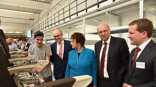 Schwerins Oberbürgermeister Rico Badenschier (von rechts), ZIM-Geschäftsführer Peter Zimmermann, Bundeswirtschaftsministerin Brigitte ...