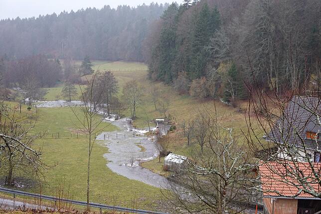 Montagnachmittag trat kurz vor dem Eichrüttehof der Höllbach über die Ufer.