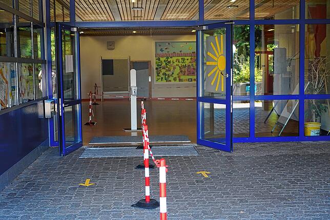 Vor dem Eingang der Weihermattenschule ist klar gekennzeichnet, wo es rein und raus geht.
