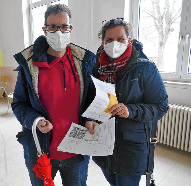 Carolin und Martin Renner holen ihre Booster-Impfungen ab um stressfreie Weihnachten feiern zu können.