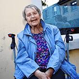 Hannelore Böckler ist 79 Jahre alt, auf einen Rollator angewiesen und soll laut Anweisung der Stadtverwaltung ihre Mülltonnen künftig ...