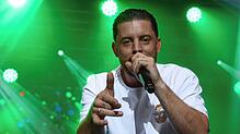 Rapper Bausa bei seinem Auftritt auf dem Hohentwiel: Der Künstler aus Bietigheim-Bissingen versetzte seine Fans in Partystimmung.