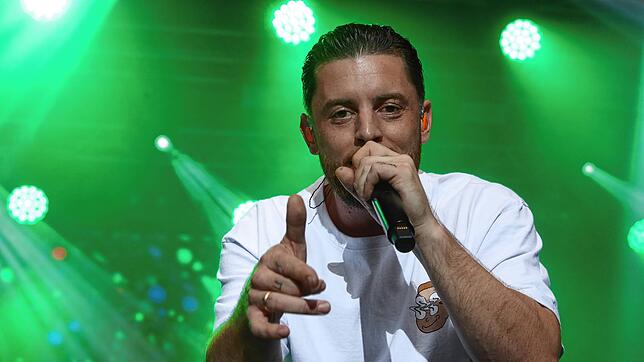 Rapper Bausa bei seinem Auftritt auf dem Hohentwiel: Der Künstler aus Bietigheim-Bissingen versetzte seine Fans in Partystimmung.