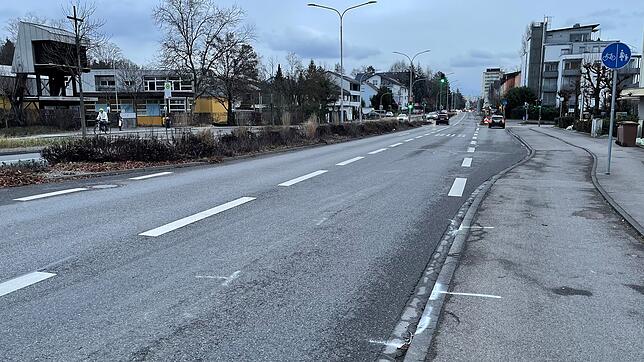 (Archivbild) Auf der Wollmatinger Straße stießen am Freitag, 24. März, eine Autofahrerin und eine Fahrradfahrerin mit Kinderanhänger ...