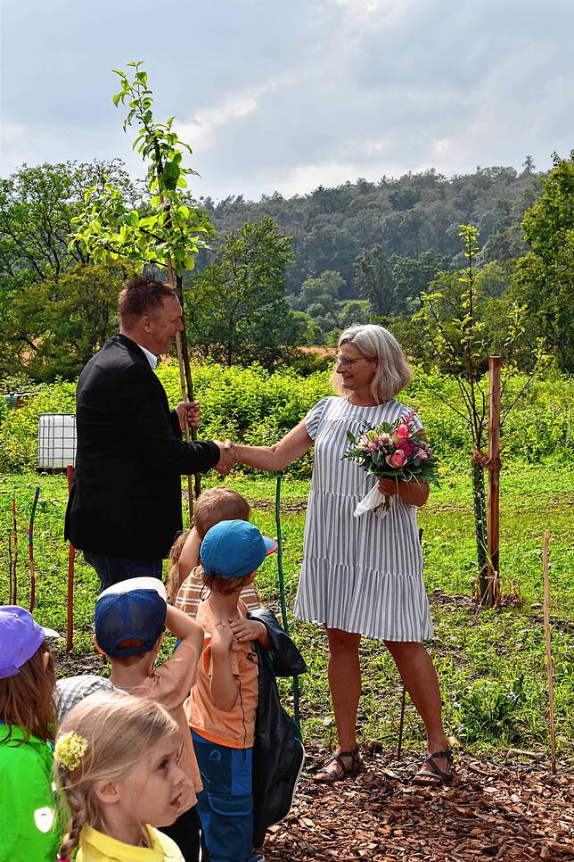 Bürgermeister Alois Fritschi überreicht Leiterin Anja Haug einen Baum zur Eröffnung.
