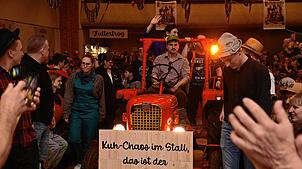 Die Programmmacher des Erzknappenballs lassen auch schon mal einen echten Bulldog durch die Halle fahren &ndash; beinharter Krawall im ...