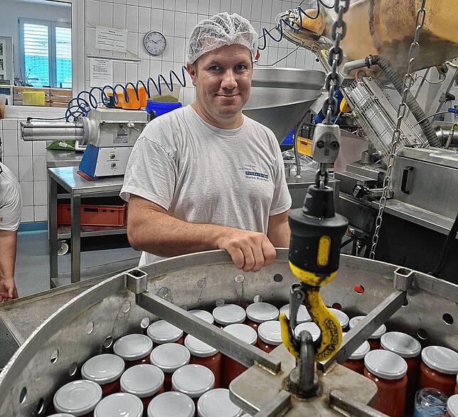 Alles im Griff: Tim Tolle füllt die Saucen und andere Produkte per Automat ab.