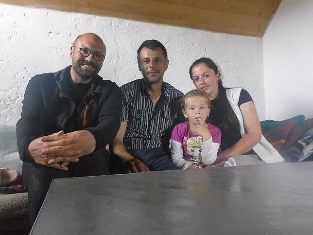 Gastfreundlich war eine bosniakische Hirtenfamilie auf dem Höhenwanderweg Via Dinarica im bosnischen Dubocani. Ohne Sprachverständnis ...