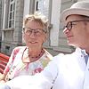 Renate Haag (links)  ist ehrenamtlich in der Seniorenarbeit beschäftigt. Hier bei ihrem Besuch auf der roten Bank am Mantelhafen.