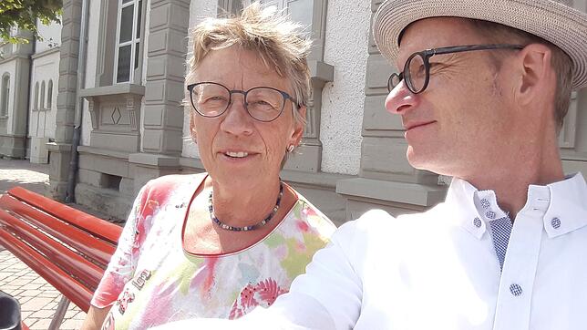 Renate Haag (links)  ist ehrenamtlich in der Seniorenarbeit beschäftigt. Hier bei ihrem Besuch auf der roten Bank am Mantelhafen.