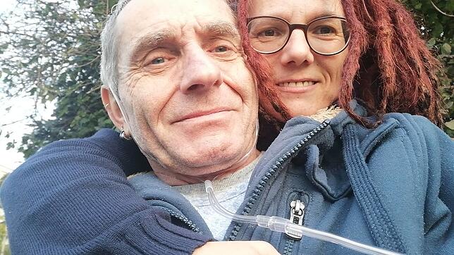 Yvette Blumentritt mit ihrem schwer kranken Partner. Seit über einem Jahr ist das Paar auf Wohnungssuche.