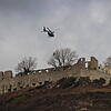Ein besonderes Szenario: Aus dem Hubschrauber werden die Einsatzkräfte (verdeckt hinter dem Baum in der Mitte) auf den Hohentwiel ...