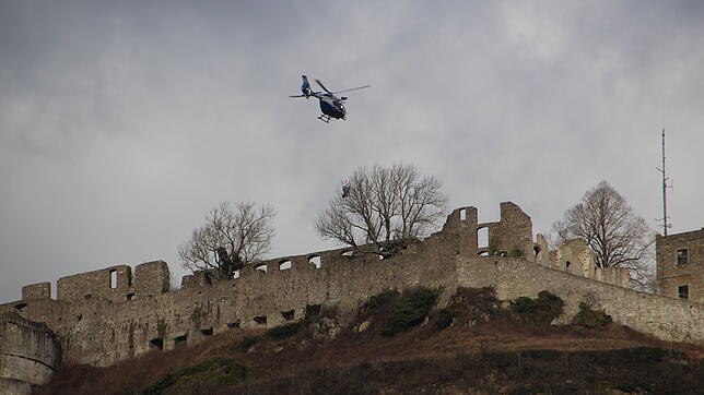 Ein besonderes Szenario: Aus dem Hubschrauber werden die Einsatzkräfte (verdeckt hinter dem Baum in der Mitte) auf den Hohentwiel ...