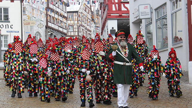Mit der Schelle vorneweg &bdquo;die Stadt nab&ldquo; &ndash; und das seit 25 Jahren: der Bolizei Walter Rossknecht. In der Fasnet 2018 ...
