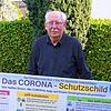 Helmut Nahrgang vom Ortsseniorenrat Rielasingen-Worblingen unterstützt Senioren bei der Installation der Corona-Warn-App und bei der ...