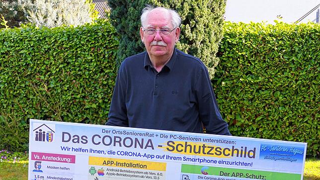 Helmut Nahrgang vom Ortsseniorenrat Rielasingen-Worblingen unterstützt Senioren bei der Installation der Corona-Warn-App und bei der ...