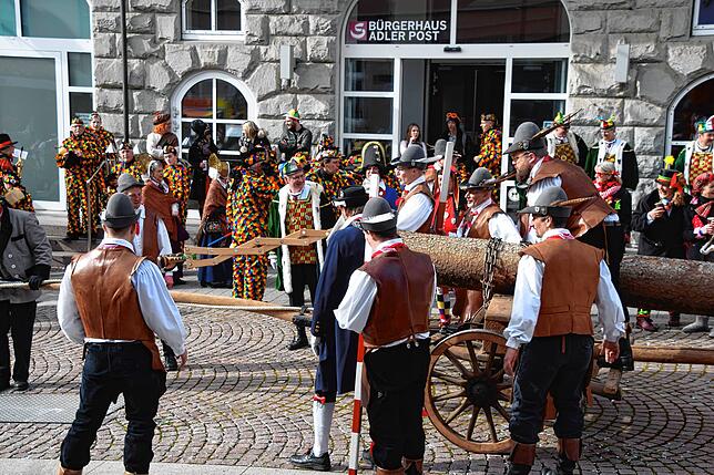 Bild 40: Bilder vom Narrenbaum-Umzug in Stockach mit Schaulustigen