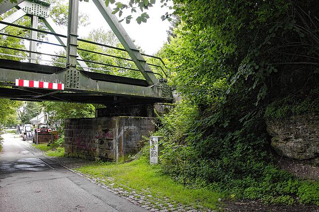 Als die Eisenbahnlinie durch den Fels des Galgenbergs getrieben wurde, sollen mehrere Höhlen freigelegt worden sein. So steht es auf der ...
