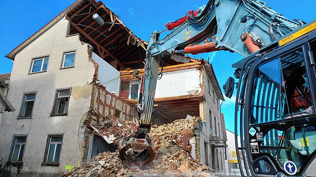 Jetzt ist es soweit! Der große Bagger beißt hungrig in das alte Gasthaus Adler. Das Gebäude wehrt sich kaum, Balken und Fenster lassen ...