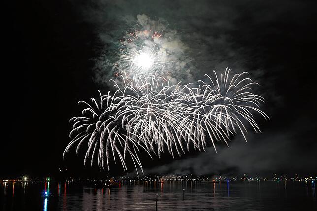 Bild 9: Konstanzer Seenachtfest 2024 - Jetzt knallt's! Das Feuerwerk am Bodensee bringt Zuschauer zum Staunen