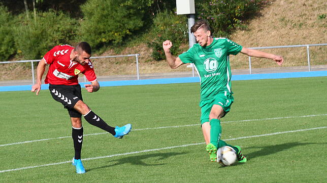 Tor: Aus vollem Lauf zieht der Rheinfelder Sascha Strazzeri (links) ab und erzielt die Führung für den FSV Rheinfelden. Am Ende half es ...