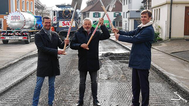 Die Bauarbeiten in der Schloßstraße in Mühlhausen haben begonnen (von links): Bürgermeister Patrick Stärk, Ingenieur Eike Reckmann und ...
