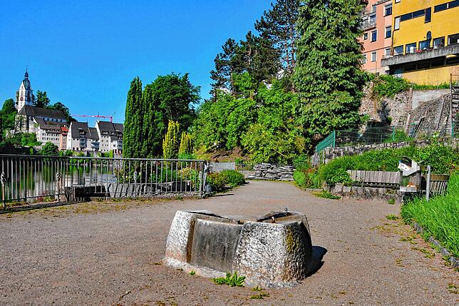 So präsentiert sich der Abschnitt heute: Mit einem Brunnen ohne Wasser und vollen Mülleimern.