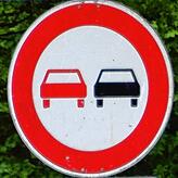Zum Vergleich: Dieses Überholverbotsschild (Verkehrszeichen 276) kennt jeder. Kraftfahrzeuge aller Art dürfen ab dem Zeichen nicht mehr ...