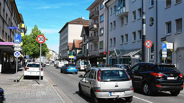 Die Ekkehardstraße in Singen: Auch auf den innerstädtischen Hauptverkehrsachsen gilt ab sofort ganztags Tempo 30. Wer hier also an das ...