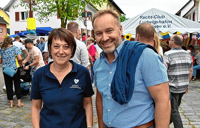 Sandra Domogalla, Leiterin des Amts für Tourismus, Kultur und Marketing, mit Matthias Weckbach an seinem ersten Tag als ...