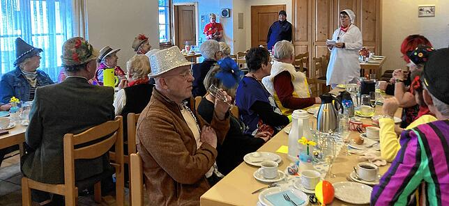 Senioren konnten am Schmutzigen Dunschdig beim neu gegründeten Seniorenhock bei Kaffee und Kuchen Fasnacht feiern.