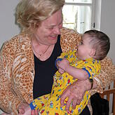 2005: Irma Jakab mit einem kleinen Patienten in der Kinderklinik in Baraolt.