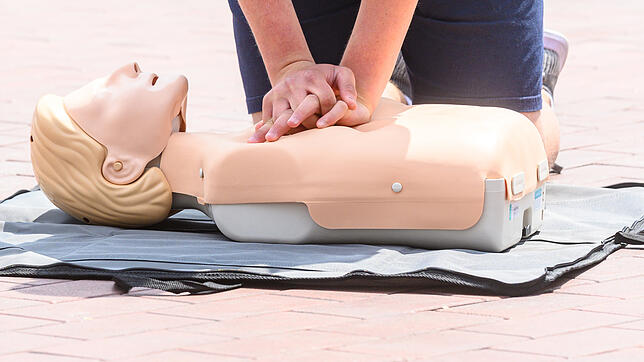 Kommt es zum Herzstillstand, müssen Ersthelfer schnell reagieren: Eine Herzdruckmassage kann das Leben des Betroffenen retten &ndash; ...