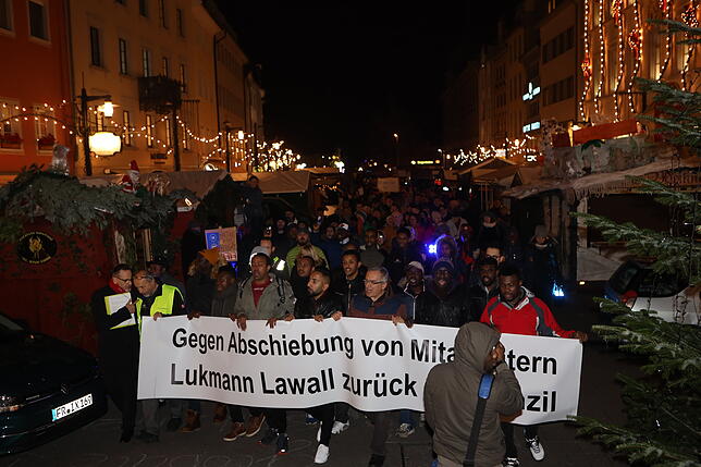 Montag vor zwei Wochen demonstrierten rund 800 Menschen in Konstanz gegen die Abschiebung von Lukmann Lawall.