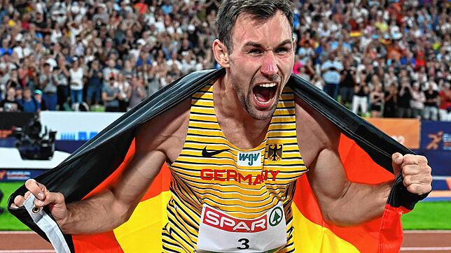 Niklas Kaul feiert mit der Nationalfahne.