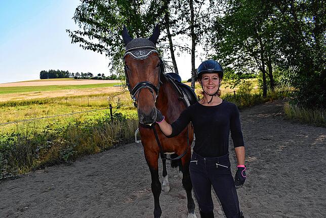 Bettina Rheiner trainiert regelmäßig mit ihrer Stute Castella, die aus einem Gestüt in Brandenburg stammt. Beim Umzug von Berlin zog das ...