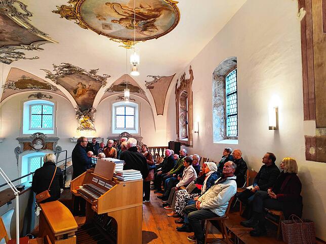 Auf der zweiten Empore kommen die Teilnehmer der Kirchenführung den Fresken in St. Martin am nächsten.