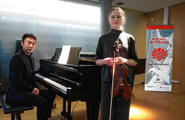 Die Violinistin Charlotte Gendera aus Kadelburg (erster Preis 21 Punkte) nach ihrem Vorspielen. Am Klavier Chao Tian aus Singen.
