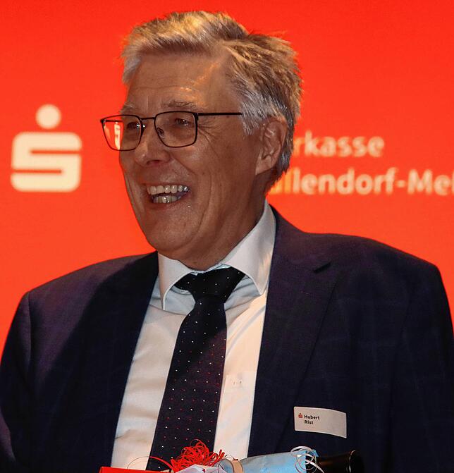 Hubert Rist wurde nicht fristlos entlassen, er wurde kurz vor seinem Ruhestand vom Dienst freigestellt.