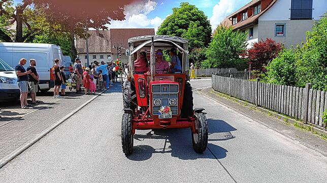 Bild 13: Großer Festumzug am Gmeindshus Oberlauchringen