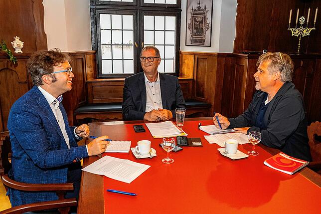 Sommerinterview mit dem Oberbürgermeister: Stephan Freißmann und Markus Schmitz haben viele Fragen.
