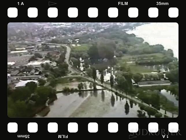 Filmstreifen Die Mooser Allee inmitten einer Seenlandschaft. Am oberen Bildrand kommt Radolfzeller Wohnbebauung in Sicht. Bilder: Thomas Heim, ...