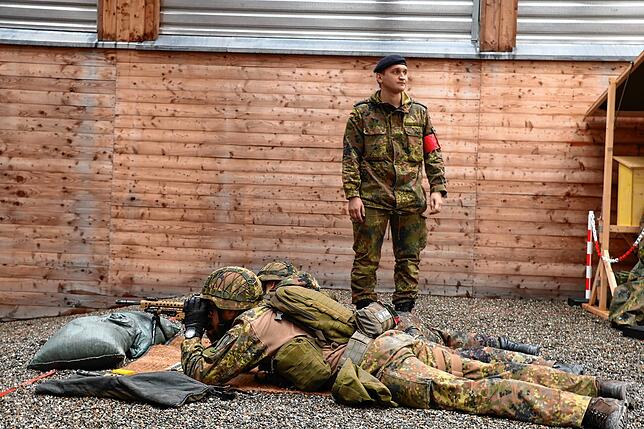 Schießübungen mit dem Maschinengewehr auf der neuen Anlage des Jägerbataillons im Pfaffental. Salven werden auf 25 Meter Entfernung ...