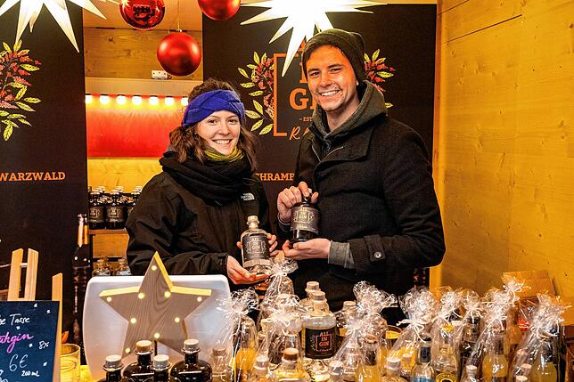 Josefine Massagliu und Rico Preusche aus Schramberg verkaufen selbst gemachten Gin und ihre weihnachtliche Spezialität, heißen Glühweingin.