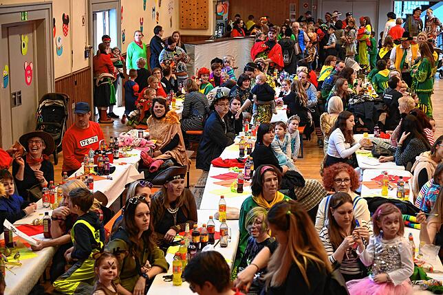 Die Kinderfasnet in Tennenbronn ist am Schmotzige Donschtig das überragende Event. Gespannt warten Eltern und Omas mit den Opas auf den ...
