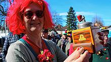 Brigitte Köpsel hat beim Krämermarkt in Neufrach eine alte Kaffeemühle erstanden. Darin möchte sie ihre getrockneten Chilischoten mahlen.