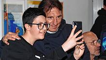 Ein Selfie mit Bruno Labbadia. So nah kommt ein Fußballfan sonst selten.