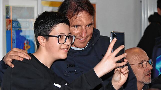 Ein Selfie mit Bruno Labbadia. So nah kommt ein Fußballfan sonst selten.