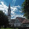 Den Ortskern prägt die Pfarrkirche St. Martinus mit Pfarrhaus und Mesnerhaus in unmittelbarer Nachbarschaft.