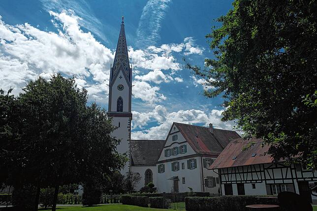 Den Ortskern prägt die Pfarrkirche St. Martinus mit Pfarrhaus und Mesnerhaus in unmittelbarer Nachbarschaft.